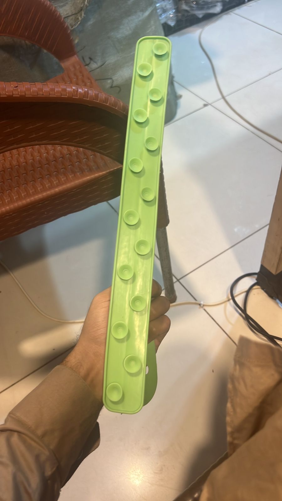 Silicone Sink Splash Guard With Suction – Flexible Water Splash Stopper for Kitchen & Bathroom Faucets, Countertops & Cleaning Protection (Random Color)